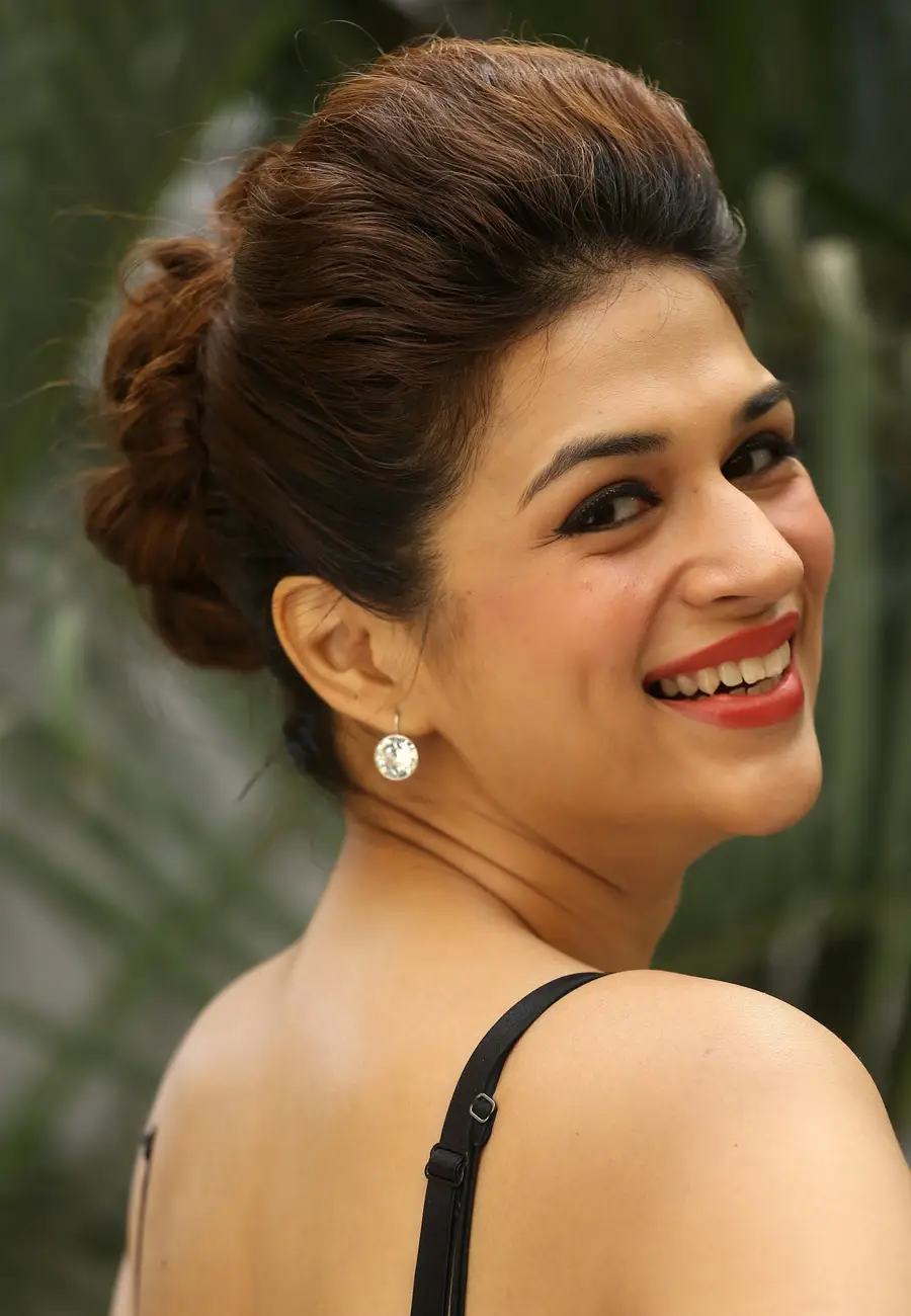 Shraddha Das Long Hair Smiling Face Closeup Wallpapers